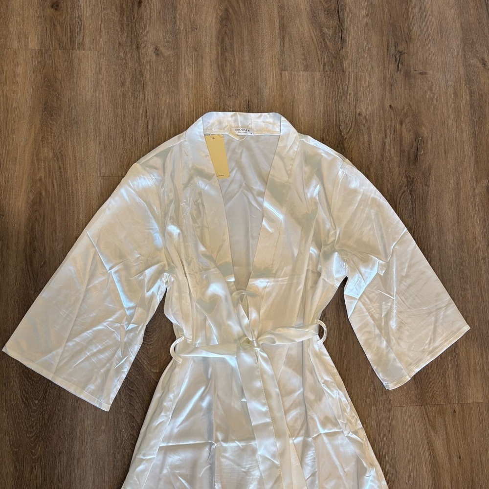 White Satin Robe • Medium - Picture 4 of 5